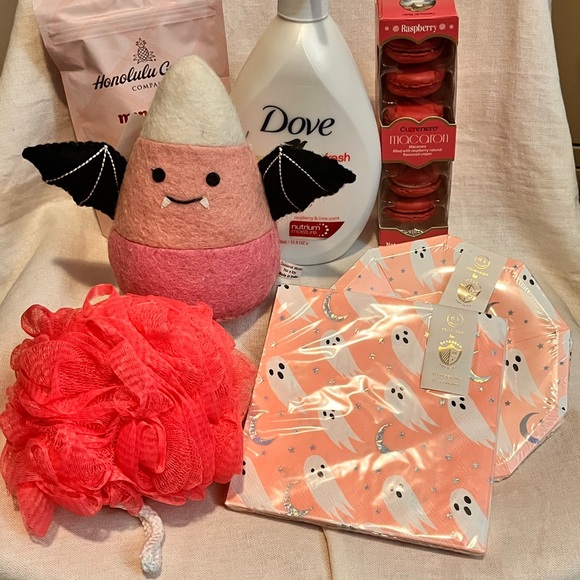 Dove Pink Bath and Relax Halloween Bundle. - Picture 1 of 7
